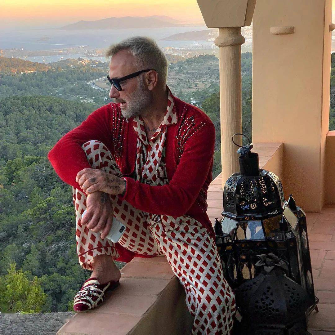 52岁大叔裸身热舞火遍全球身材秒杀小鲜肉这还是你印象里的60后吗