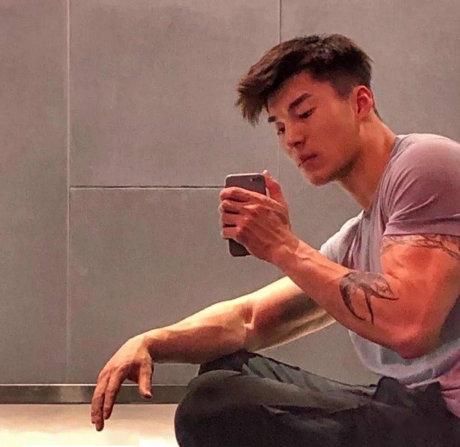 他是谢梓秋御用男模,这肉体太有欲望了