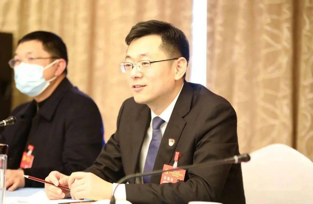 今天下午,县委副书记,代县长王斌达参加第二,第十二代表团的审议,与