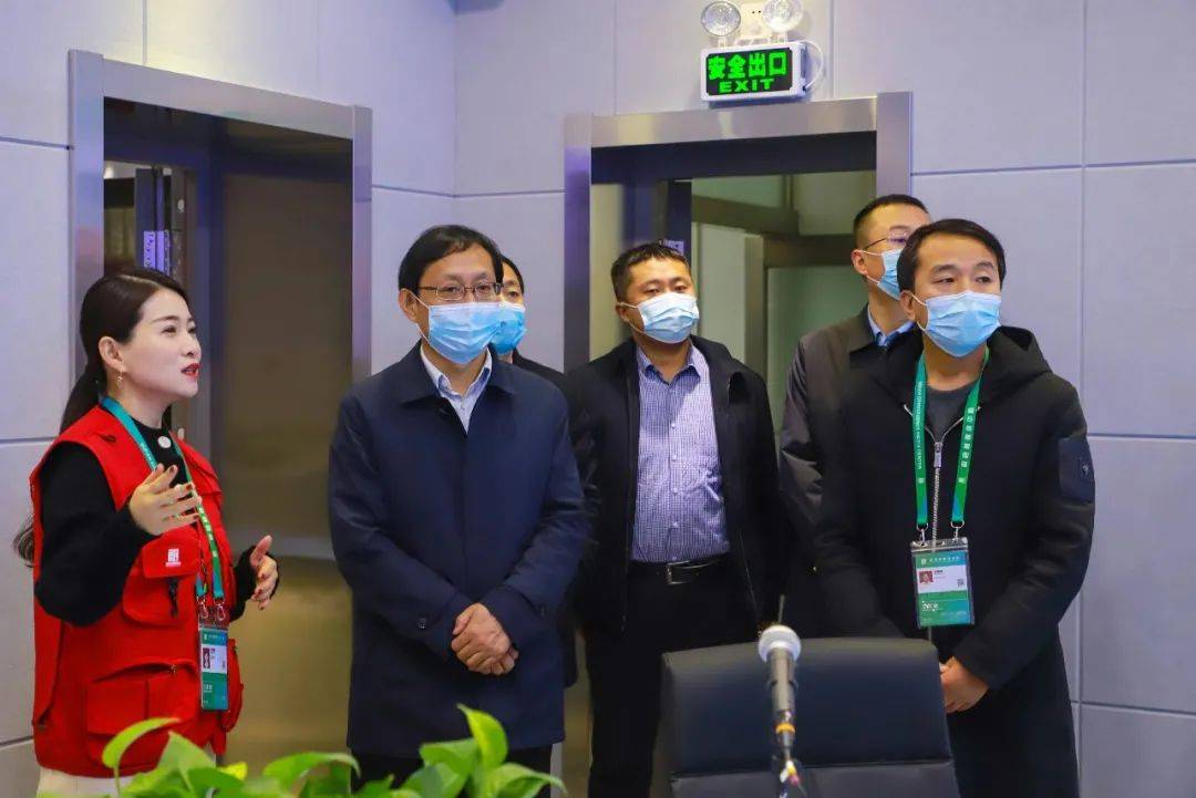 冯耀黎在融媒体中心调研