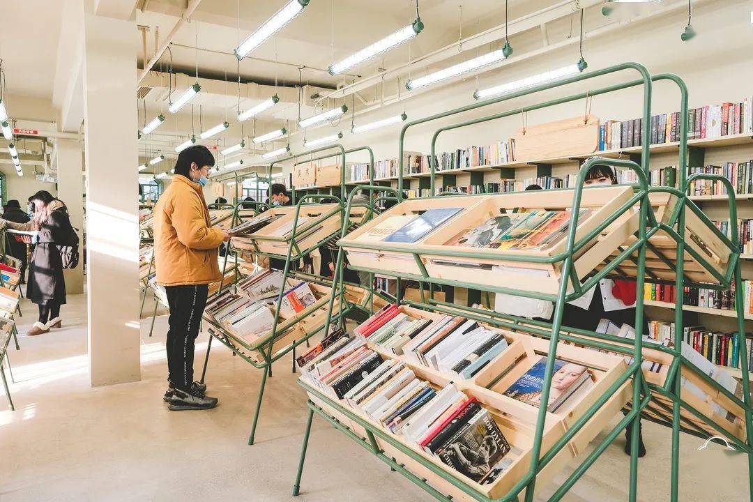 瞬间有种魂穿90年代图书馆的错觉 绿色书架,铁丝罩的日光灯 小时候