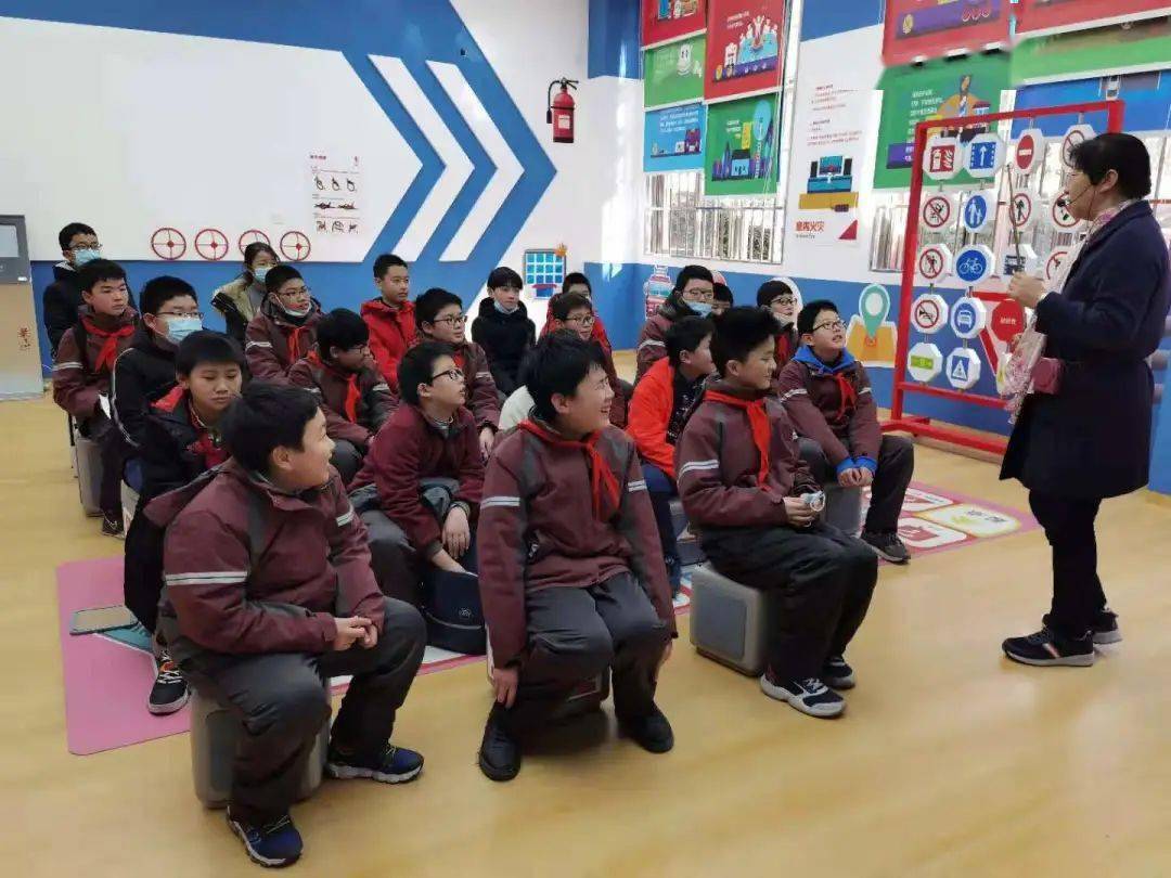 树立安全意识为青春护航鹤北初级中学开展学生安全实训