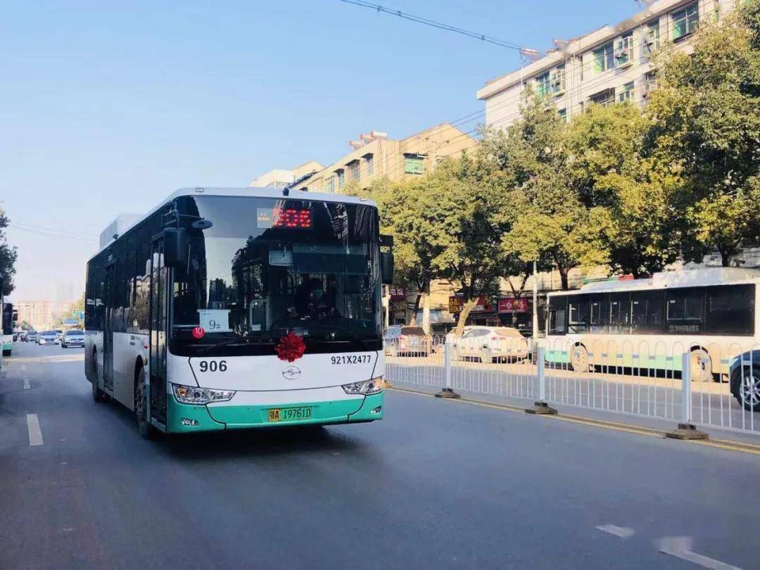 江夏35辆新能源公交投入运营!906线公交换新颜