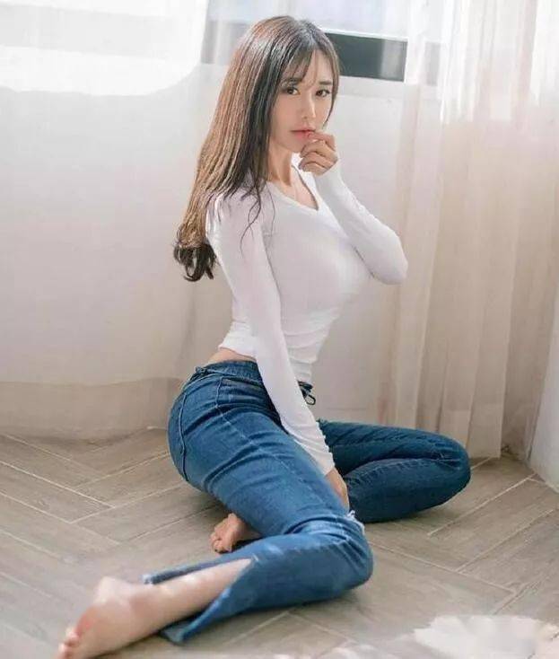 舒适养眼的牛仔裤女孩修长的身材特别抢眼