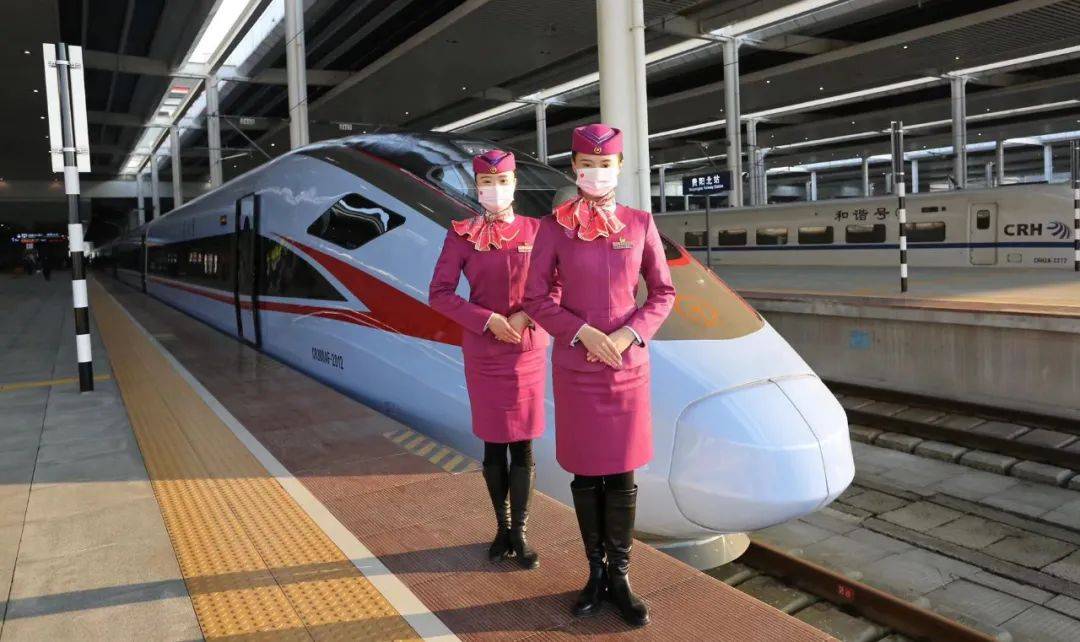 首趟"贵州籍"复兴号出发_列车员