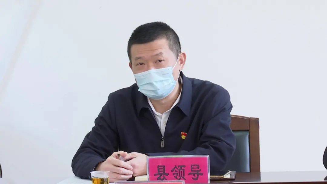 今天上午,县委书记潘全胜到县信访局接待来访群众,认真倾听群众诉求