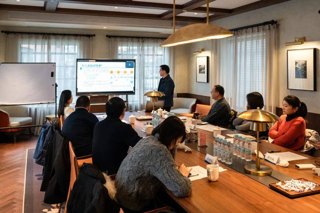 会议以专家课程讲解融合设计思维头脑风暴的方式灵活开展.