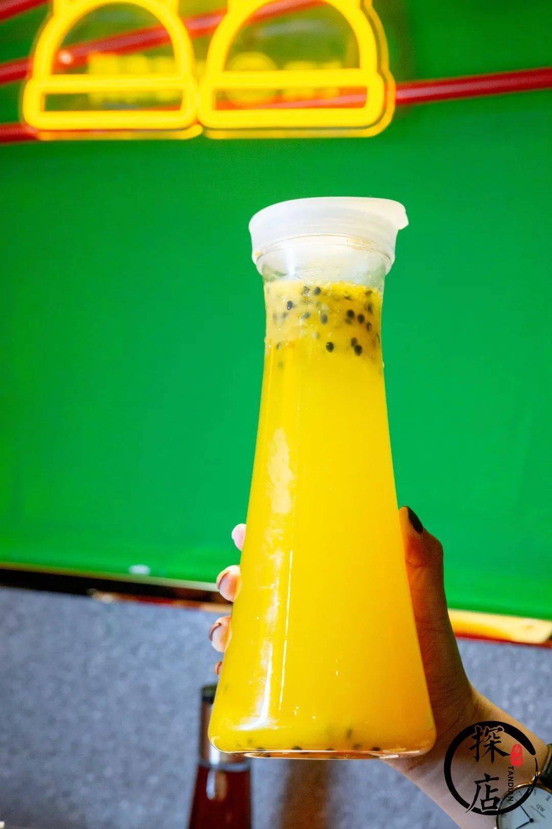 吃辣美蛙当然少不了一杯冷饮助攻～尤其是这扎元气柳橙百香果汁,酸甜