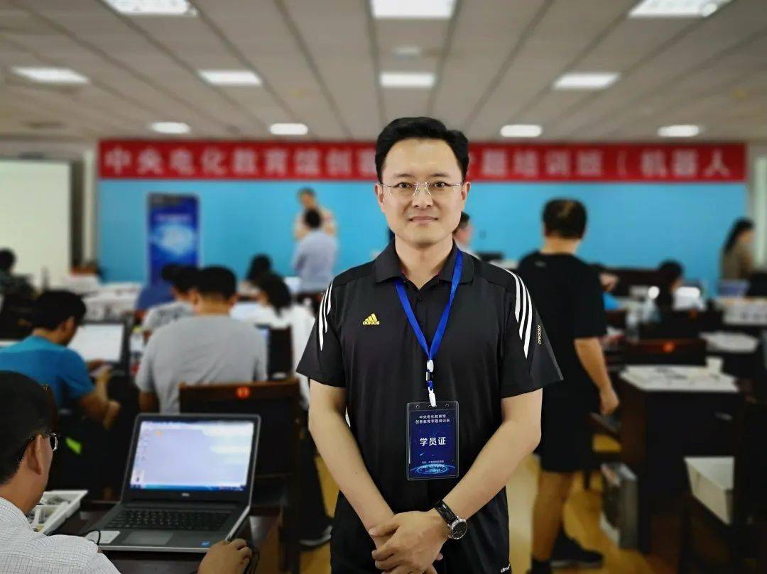 名师风采于鹏飞做教育浪潮中的一滴水