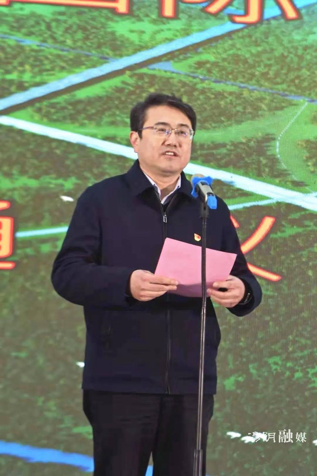 县委副书记,县长贾晓军介绍了我县的交通区位优势和物流产业发展