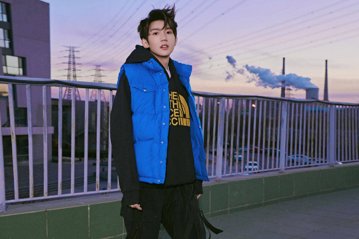 王源gucci天台氛围感大片释出,运动少年活力来袭