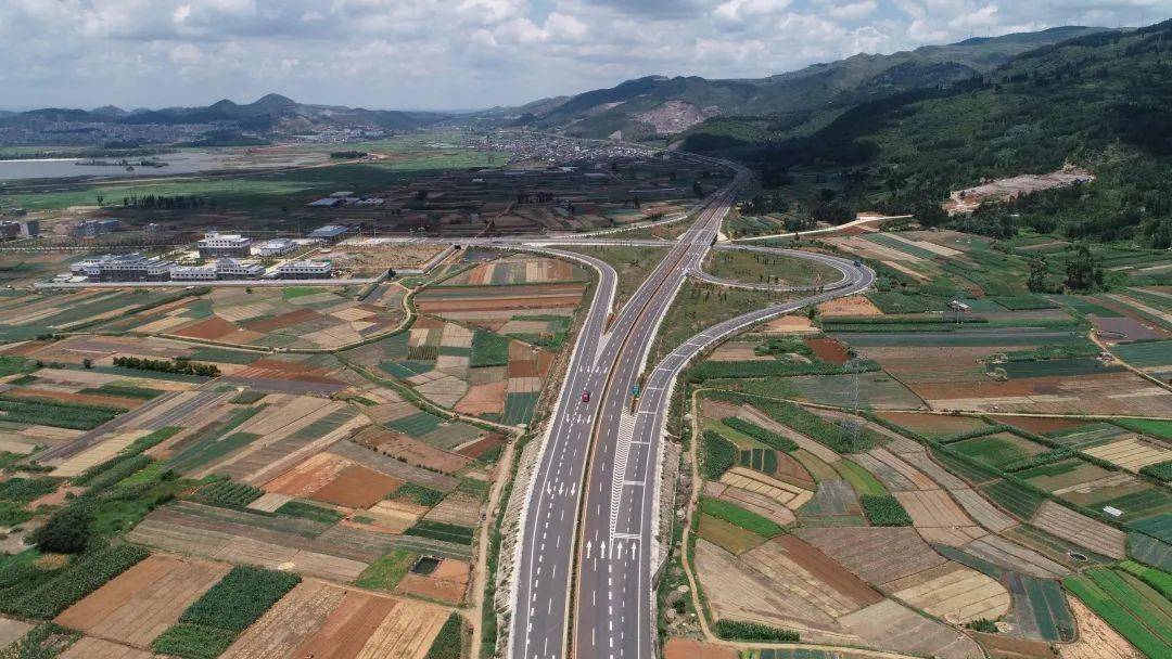 1月15日,红河州泸西至弥勒高速公路(一期工程)顺利通过红河州交通运输
