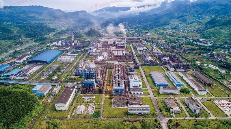 走进位于工业园区水江组团的水江氧化铝公司,厂区内一片勃勃生机,车间