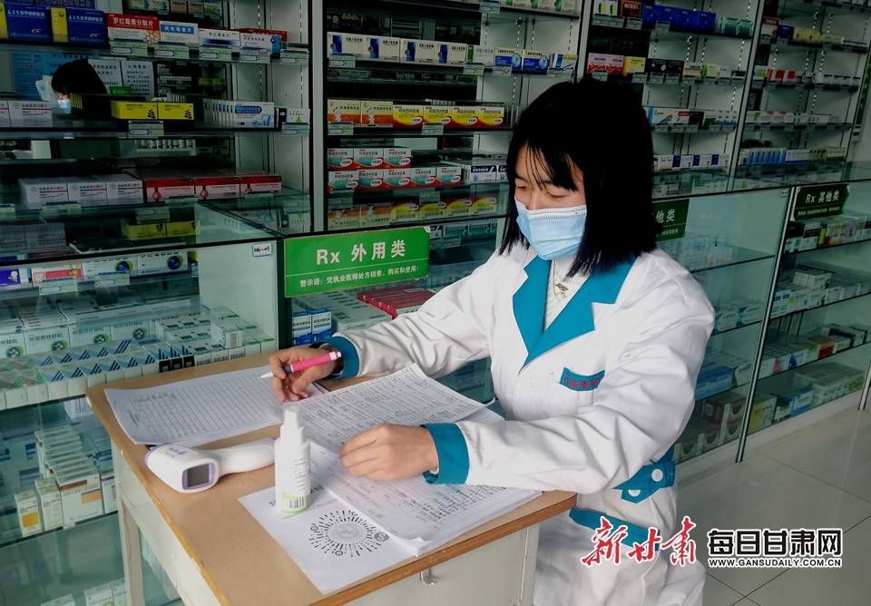 戴口罩测体温1米线兰州各大药店执行最严疫情防控举措