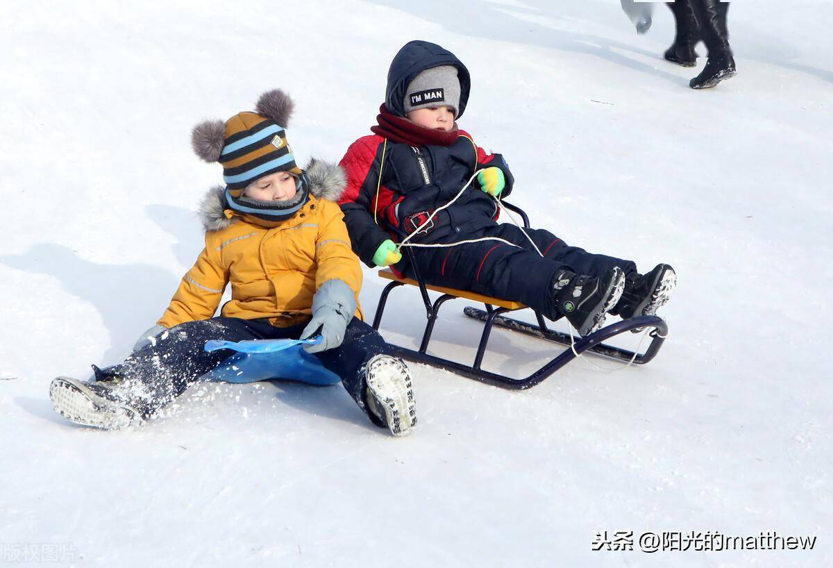 乌克兰多地降雪民众来到小山坡玩雪橇