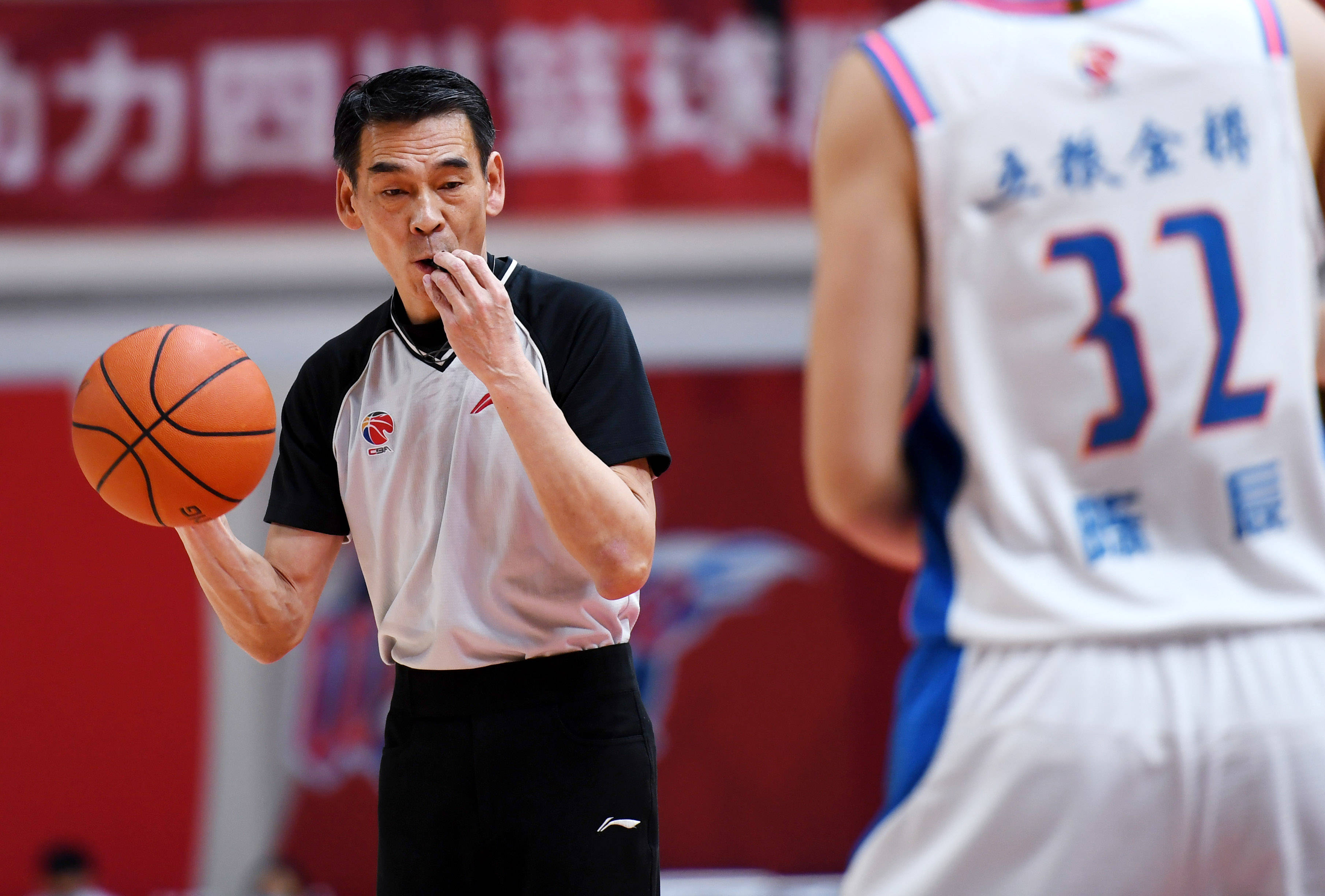 1月17日,主裁判梁斌在比赛中执裁.返回搜狐,查看更多