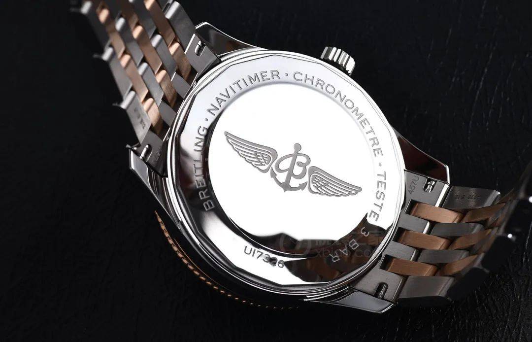 密底的表背上刻有百年灵标志性的翅膀logo.点击"阅读原文"