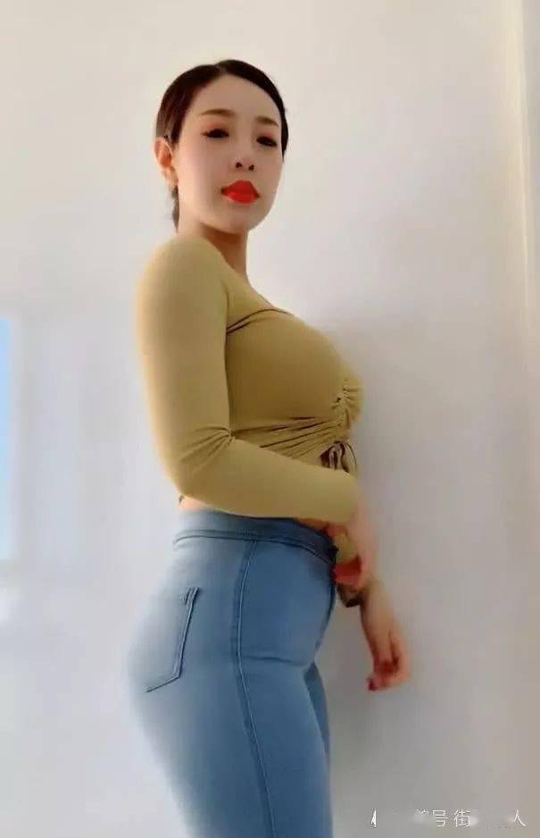 微胖美女穿牛仔裤t恤漏腰设计展示丰润身材魅力