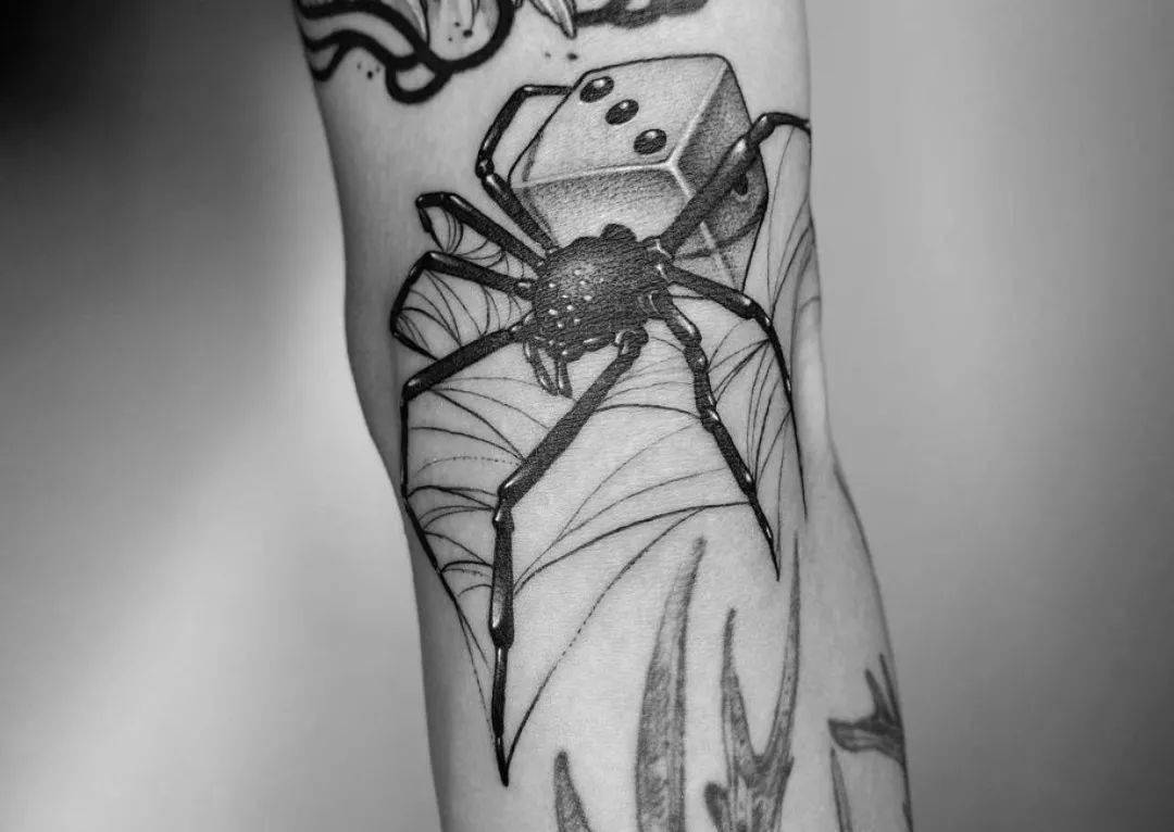 传统娱乐工具之一骰子纹身