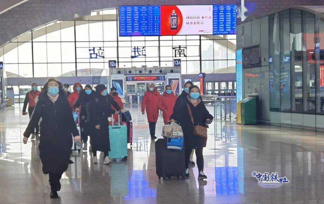 抵达石家庄站乘坐g1701次列车唐山驰援石家庄的63名医务人员