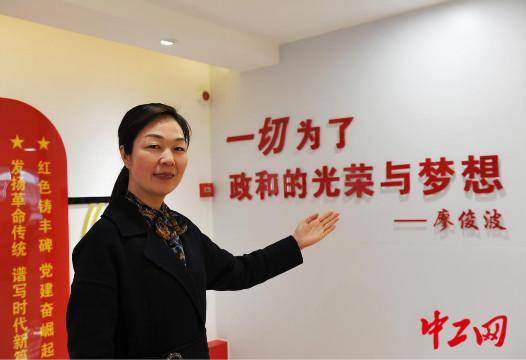 吴小琴告诉记者,这是一款以政府出保证金为农户担保,农户以林权,土地