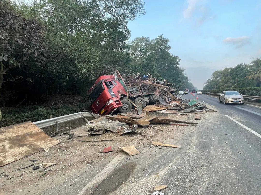 海南环岛西线高速两辆大车相撞一车侧翻