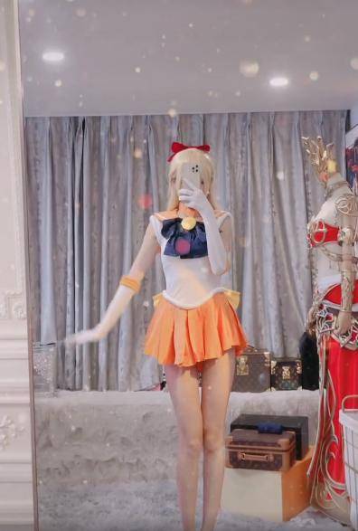 腐团儿开年最新大作cos美少女战士这动作太上头了