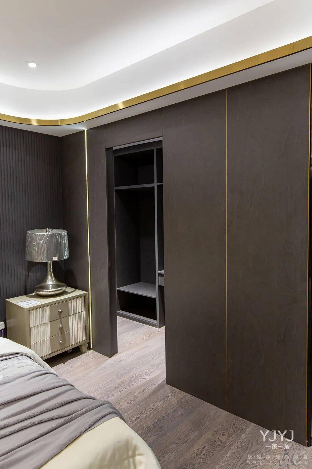 一家一居丨极致黑金配色藏不住的轻奢与高级质感