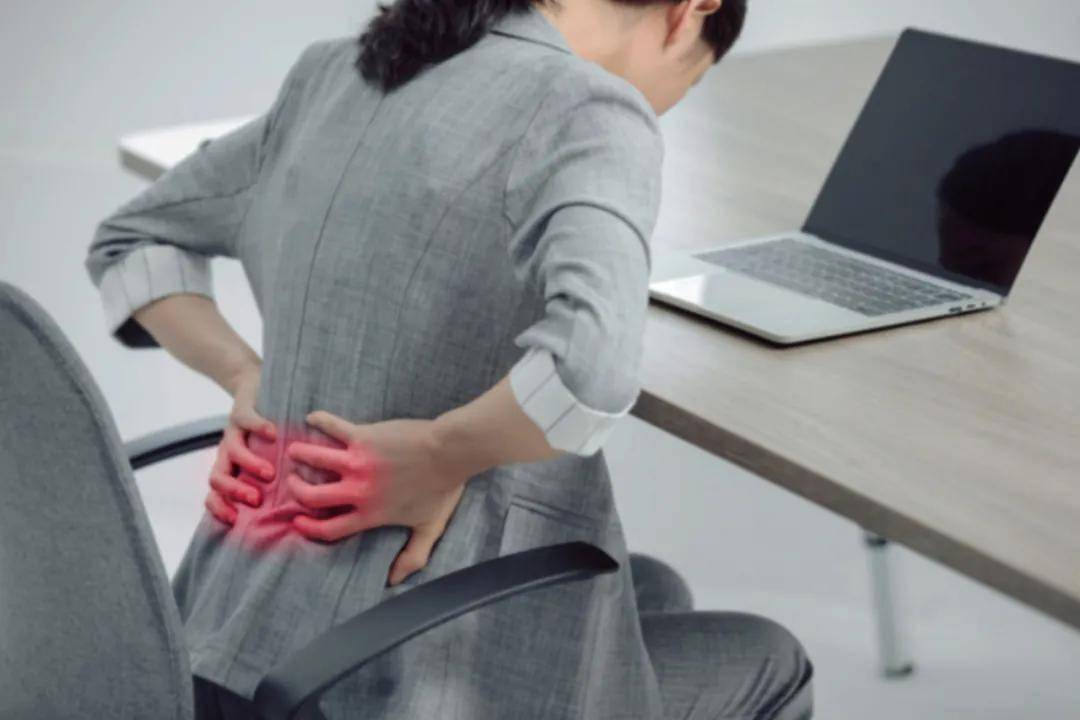 之前为大家讲过久坐或者久站,频繁弯腰会造成腰背部肌肉的劳损,腰痛
