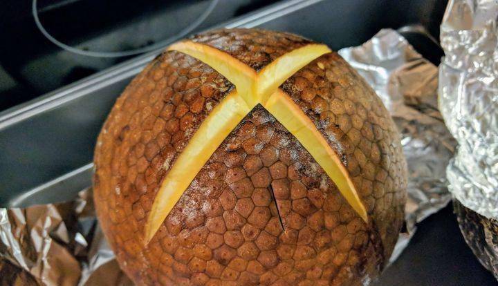 面包树的果实富含淀粉,烧烤后可食用,切开面包果,加了黄油低温烤一个