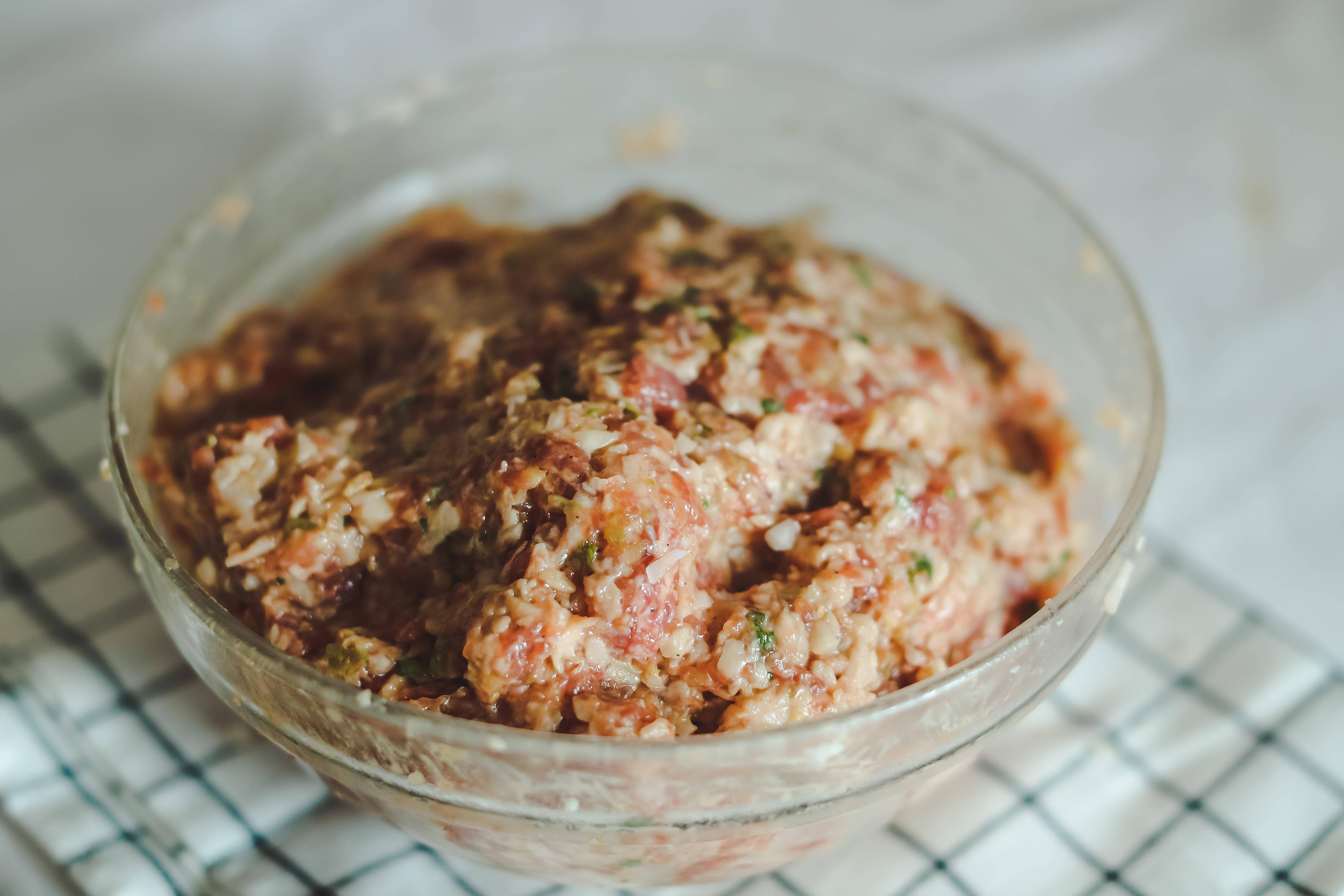 保鲜膜或者食品塑料袋中分装冷冻,下次包饺子的时候直接拿出来解冻