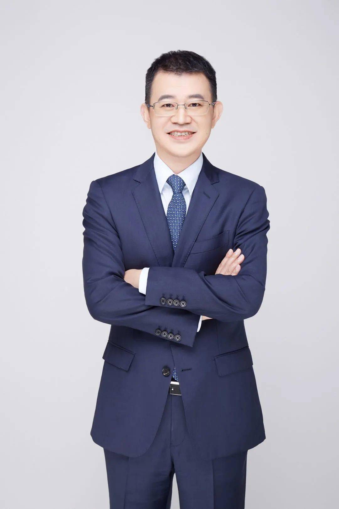 他就是——易方达研究部总经理冯波!