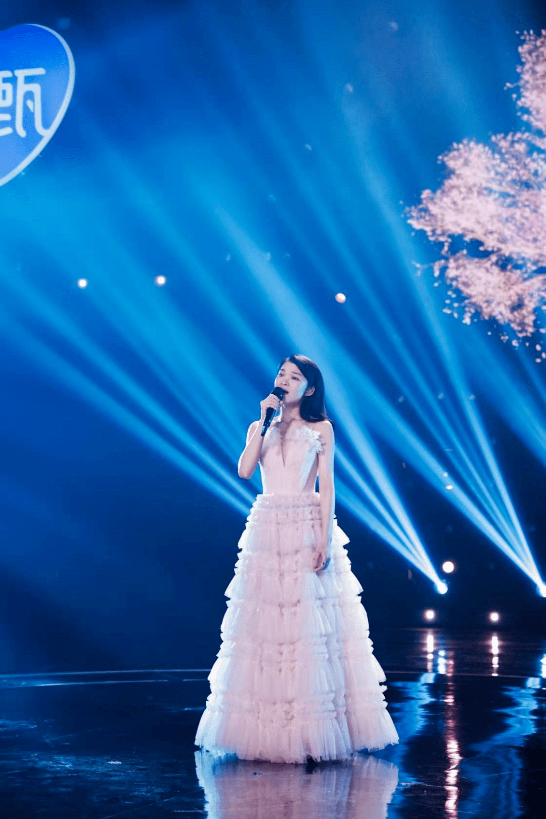 苏运莹新歌萤火舞台live首秀粉色仙裙点亮萤火星光