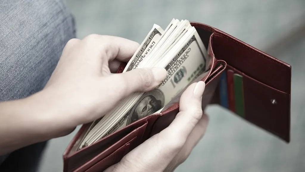 男子在地下车库捡了个钱包里面有近万元现金转了一圈回来也没人拿他