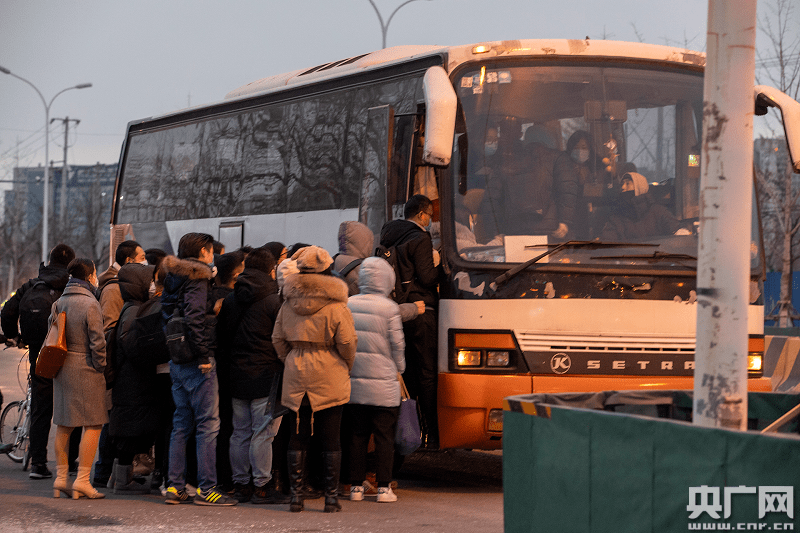 上班族们正在白庙检查站附近登上前往北京国贸的大巴车(央广网记者 张