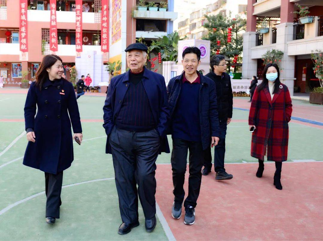 文化交流江逸子先生一行莅临城关小学参观指导