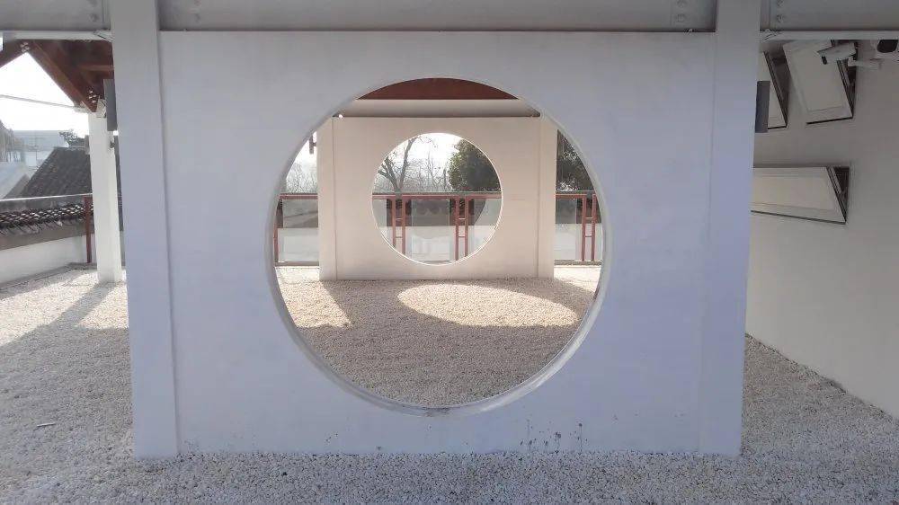 些处事不惊与安然自若的味道二楼的枯山水与月洞墙便温润了时光一杯茶