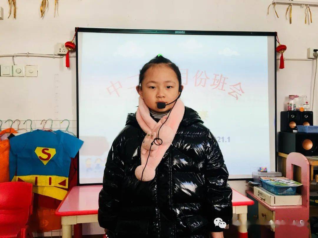 徐梓涵小朋友带来了故事《好忙的除夕》.