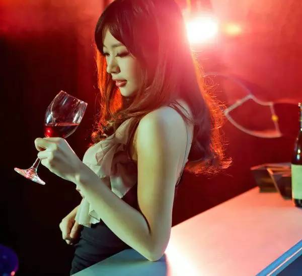 女人喝酒冷漠霸气图片图片