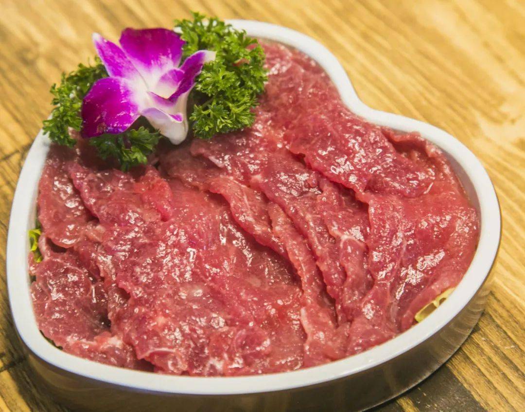 新鲜的能嫩出水来的牛肉~新鲜嫩牛肉简直完美,吃火锅必涮菜品吃上去时