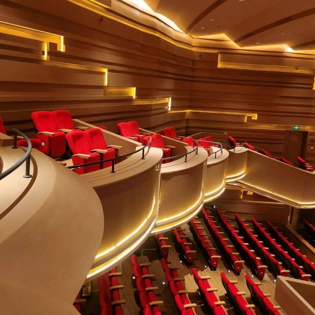 tianchan主剧场观众席保留上下两层,共928个座位,主厅810席,楼座118席