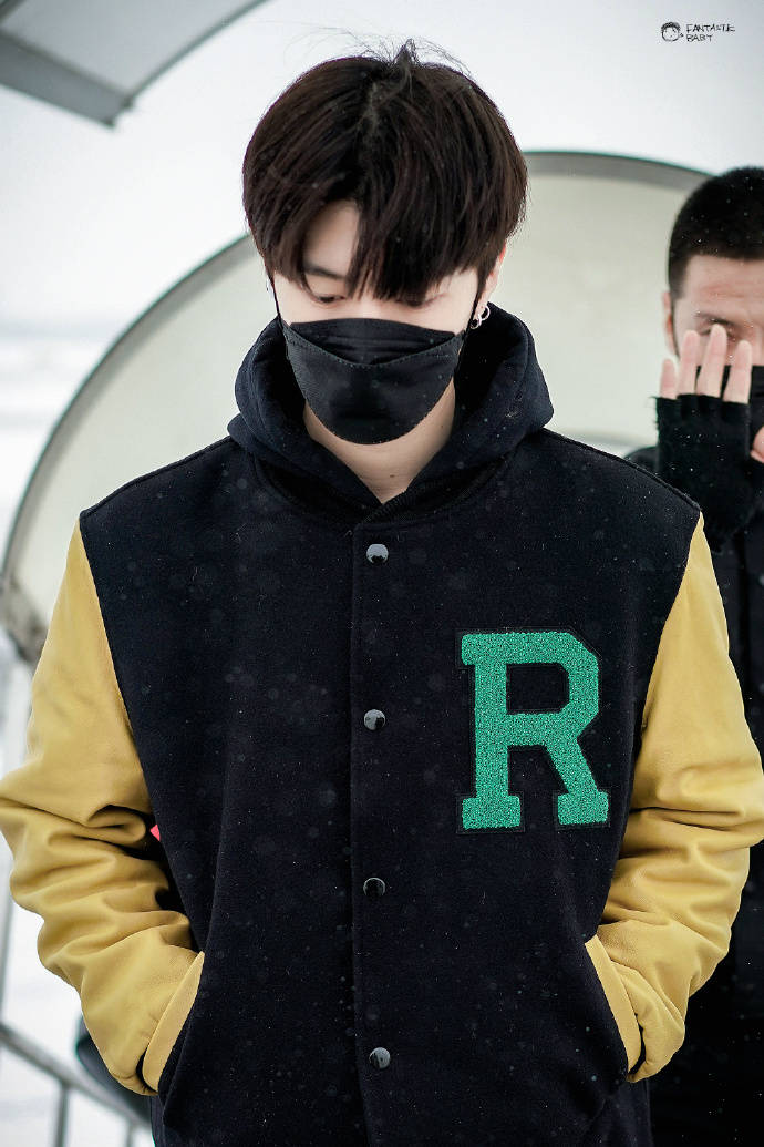 高冷拽哥穿着汉堡公仔鞋散发可爱范丞丞哈尔滨出发飞抵北京