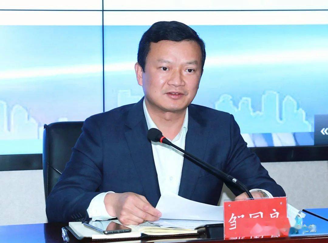 邹国良主持会议▲王岚介绍优化营商环境评估等工作