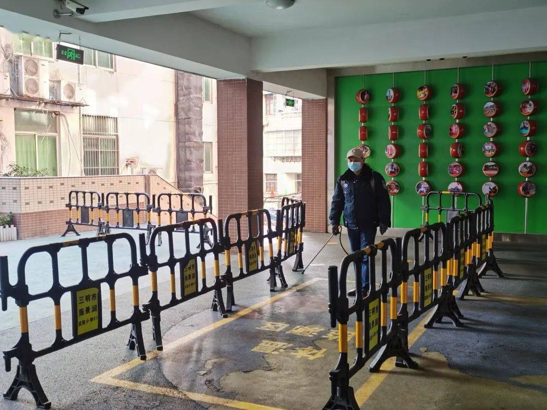 师生有序进入校门,保持一米间隔,戴好口罩.