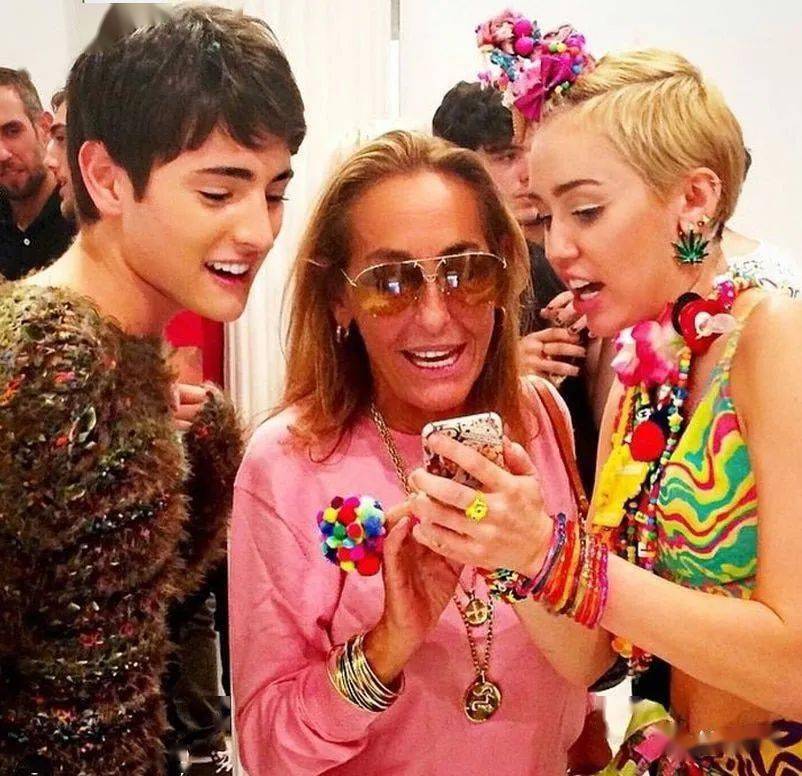 哈里是著名的社交圈名流,连第一女儿蒂芙尼·特朗普(tiffany trump)也