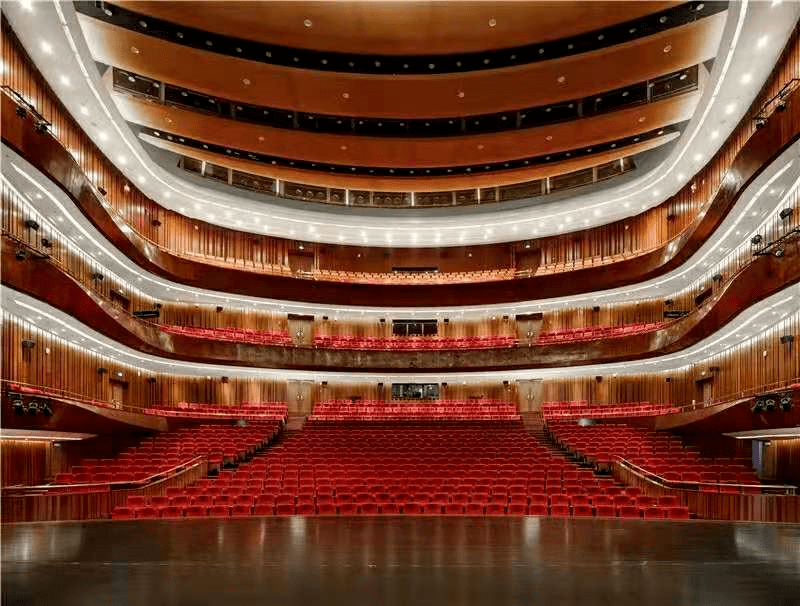 这里是爱艺术的人的狂欢,淮安大剧院的夜充满了故事,难得宁静,快坐