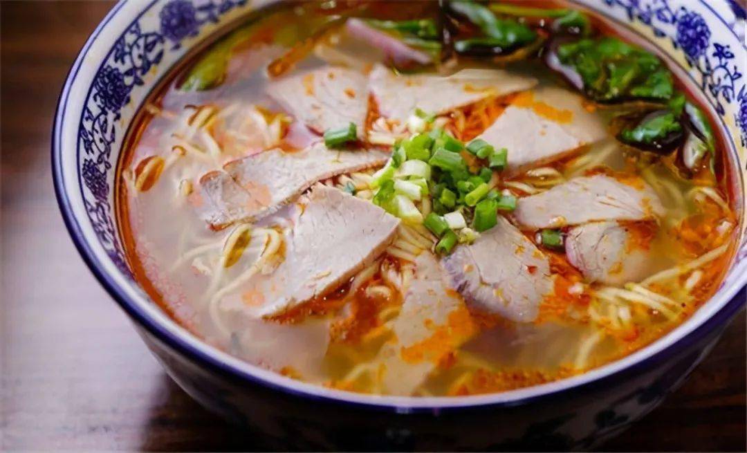 主要是用牛骨头与多种香料混合熬汤,将牛肉,粉丝,豆饼,千张等食材分别