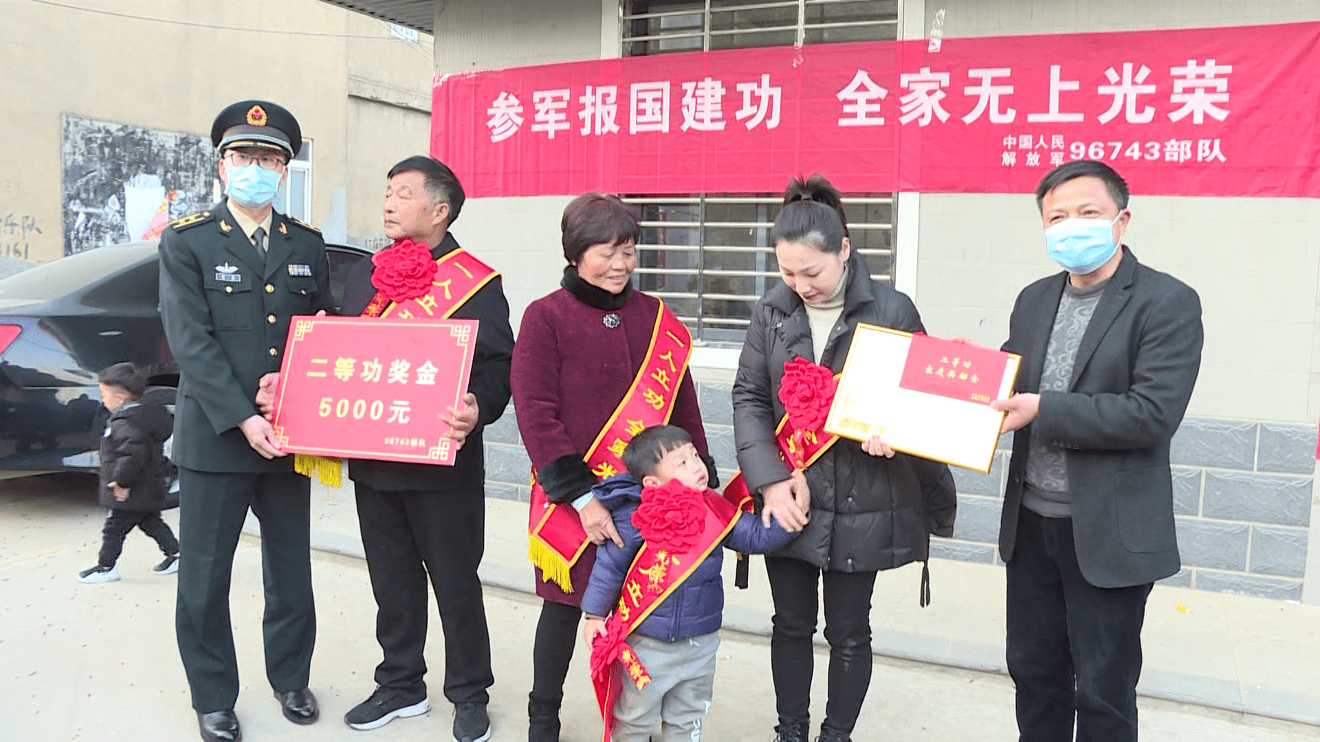 1月19日,应城市政府副市长李碧华,市人武部政委王辉和96743部队军官