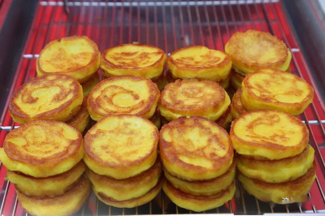 口感软糯,软而不粘的宣恩苞谷粑也是用石磨"推"出来的将玉米粒剥好