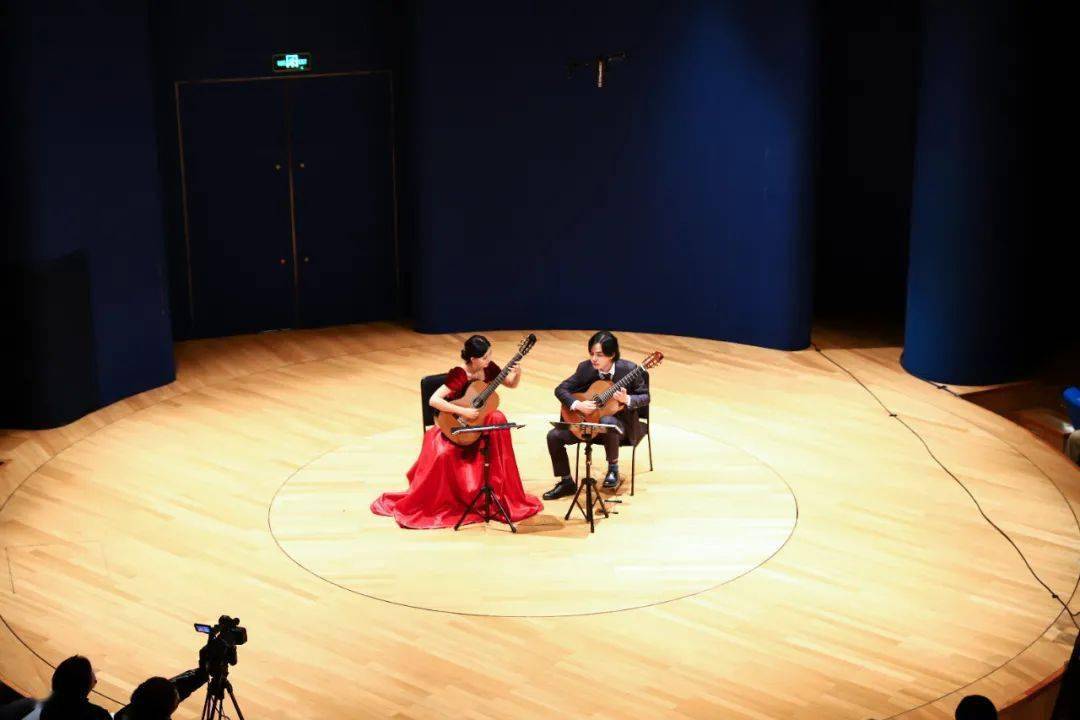 高艺独奏▲特邀嘉宾上海吉他乐团合奏▲演员谢幕吉他之乡--正安监制